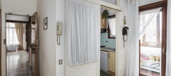 4 bedrooms Apartment in Rome, Italy No. 29068 10