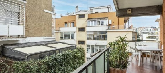 4 bedrooms Apartment in Rome, Italy No. 29068 3