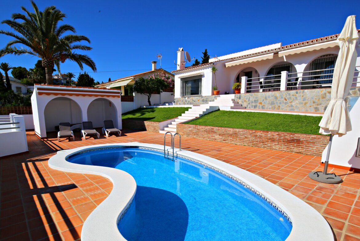 3 غرف نوم فيلا في Caleta de Velez, Spain رقم 60741