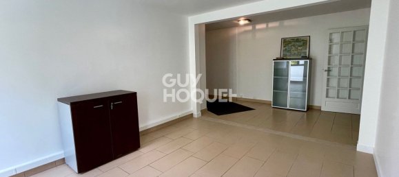 2 bedrooms Apartment in Clamart, France No. 169650 3