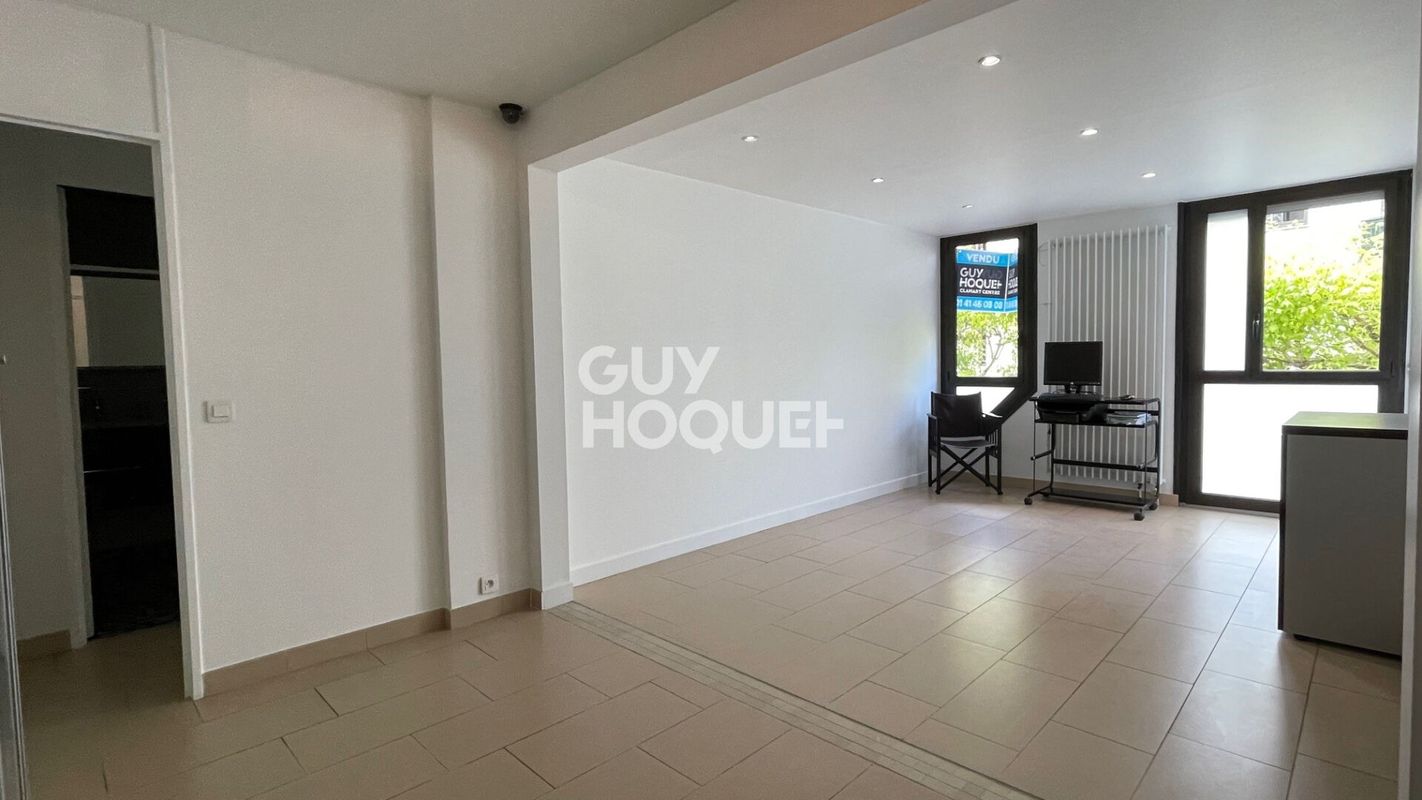 2 bedrooms Apartment in Clamart, France No. 169650