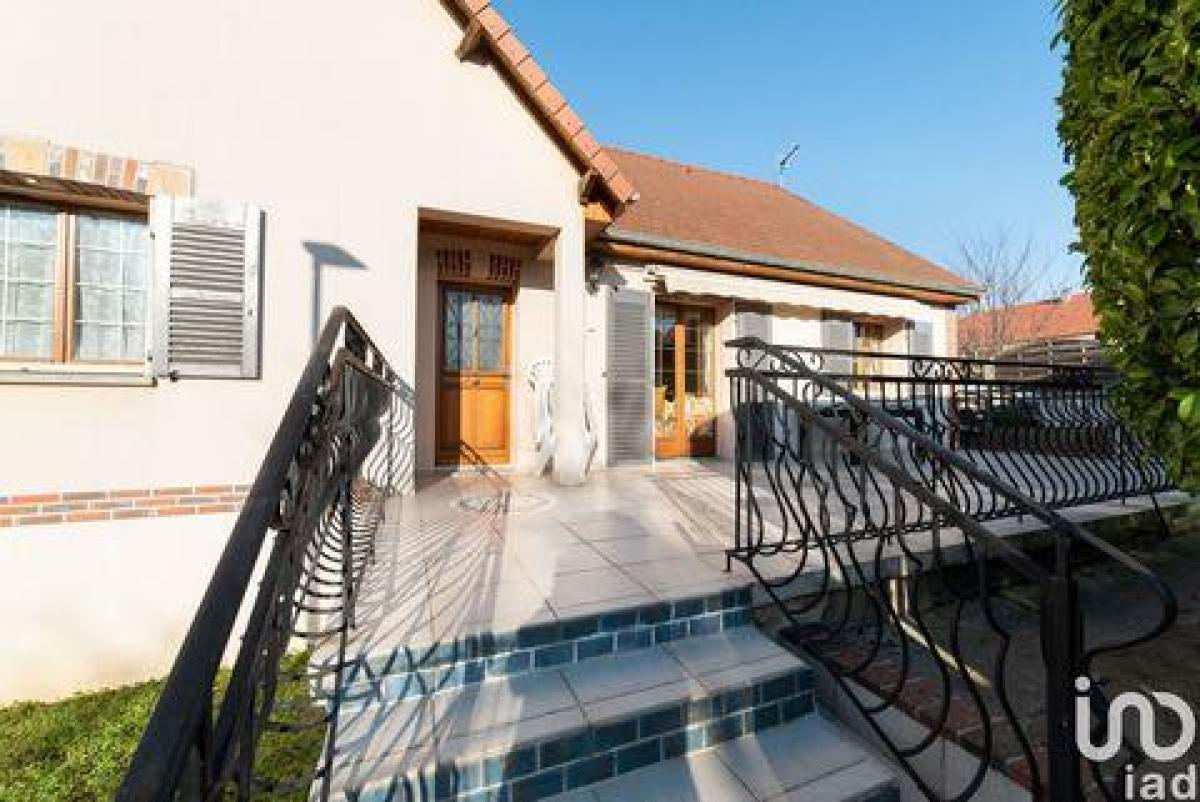 3 bedrooms House in Auxerre, France No. 8306