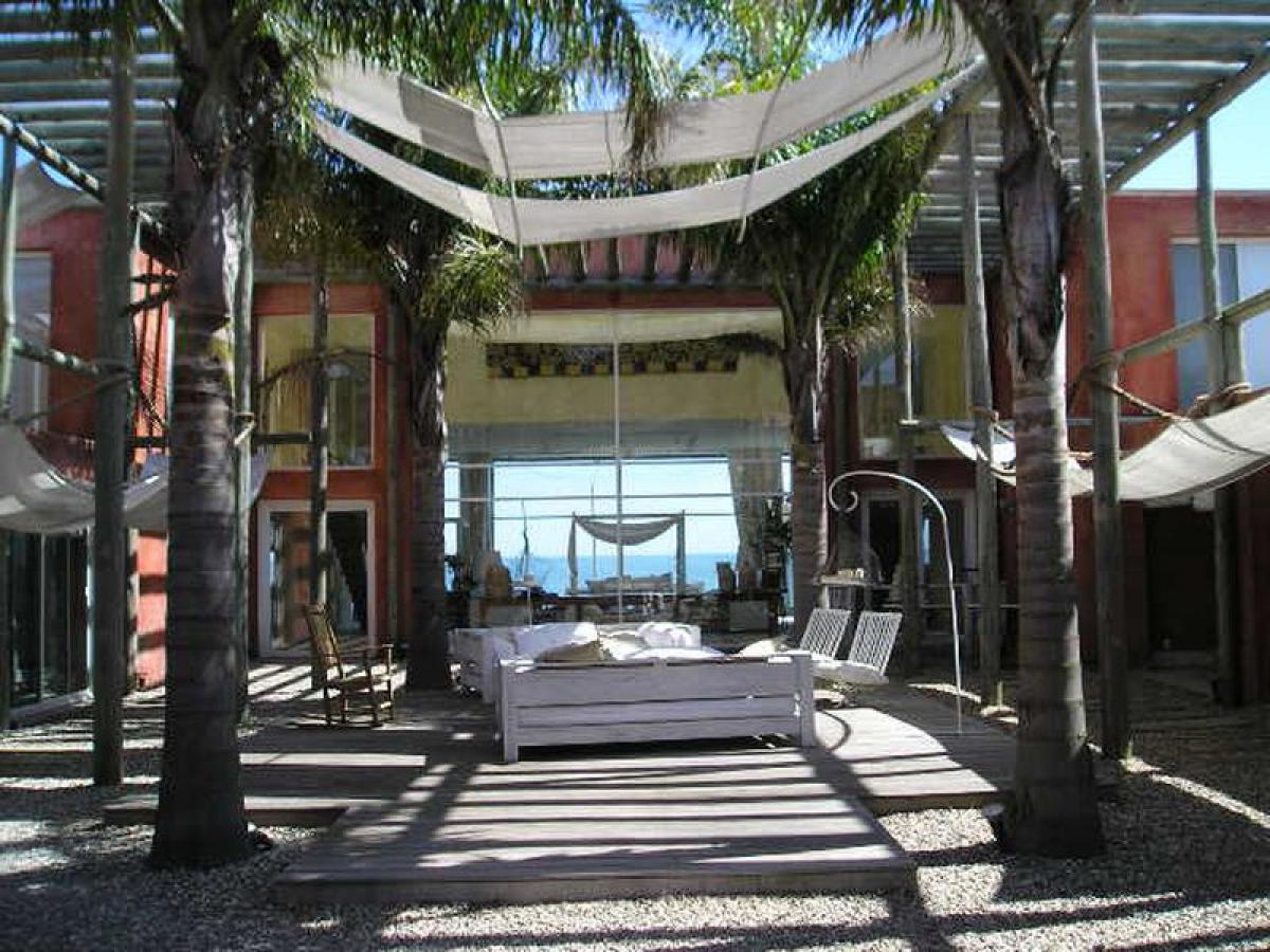 4 bedrooms House in Maldonado, Uruguay No. 12206