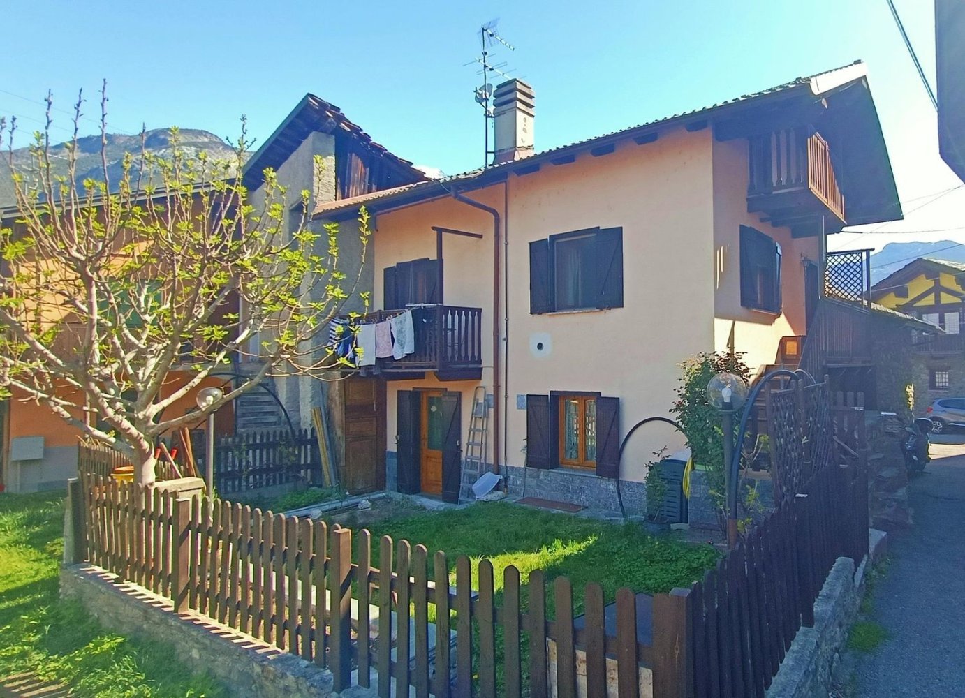 Casa de 5 habitaciónes en Pontey, Italy No. 35451