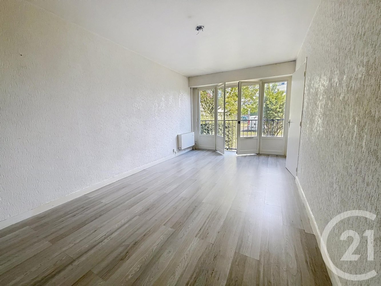 Estudio en Troyes, France No. 283888