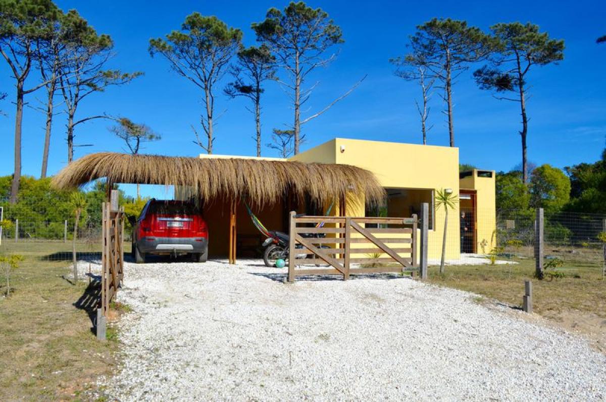 Casa de 3 dormitorios en Maldonado, Uruguay No. 9017