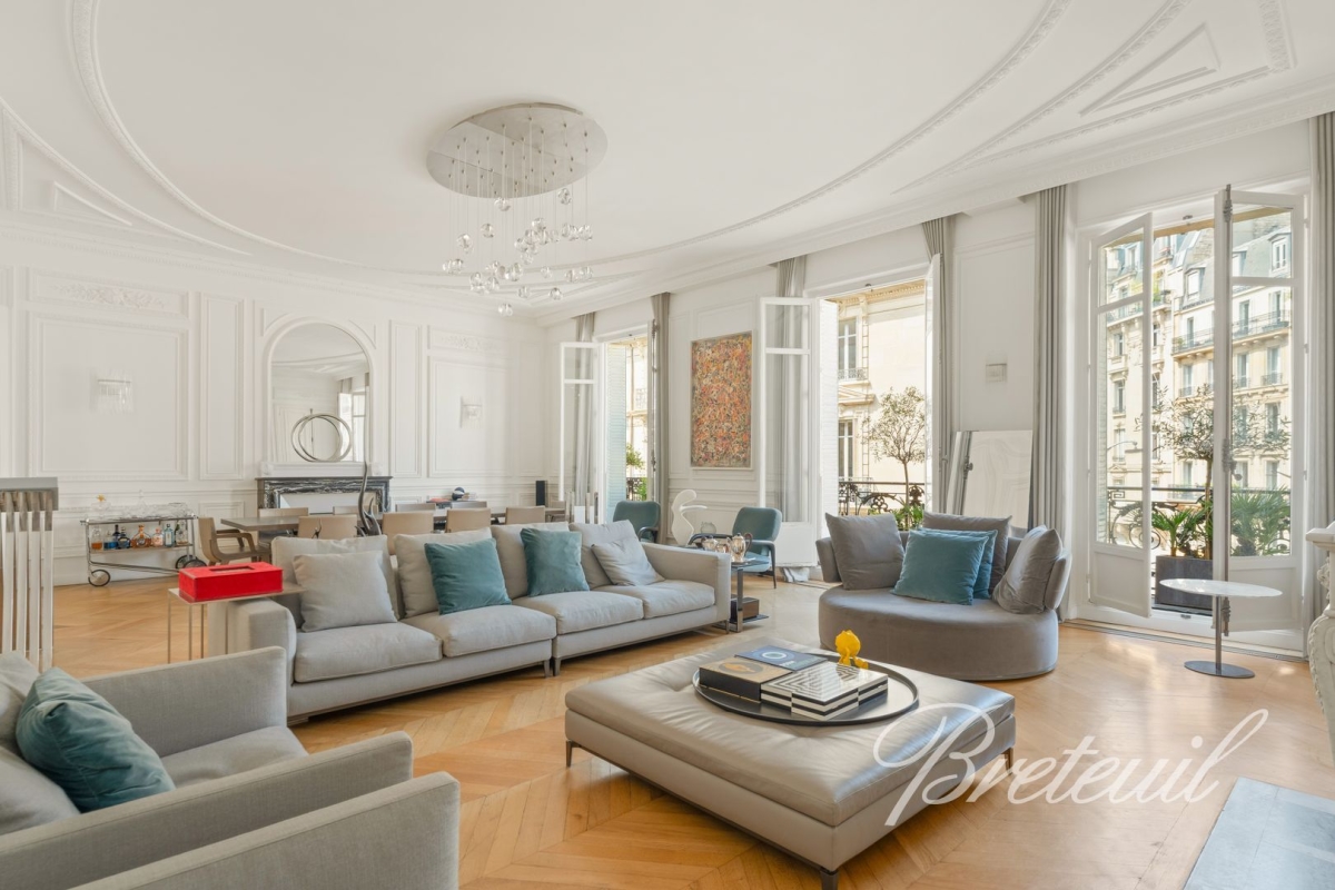 4 bedrooms Apartment in Paris, France No. 294182