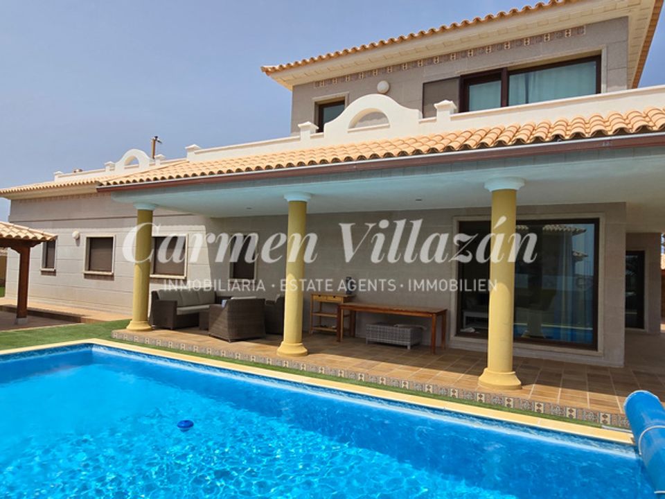 5 bedrooms Villa in Caleta De Fuste, Spain No. 200981