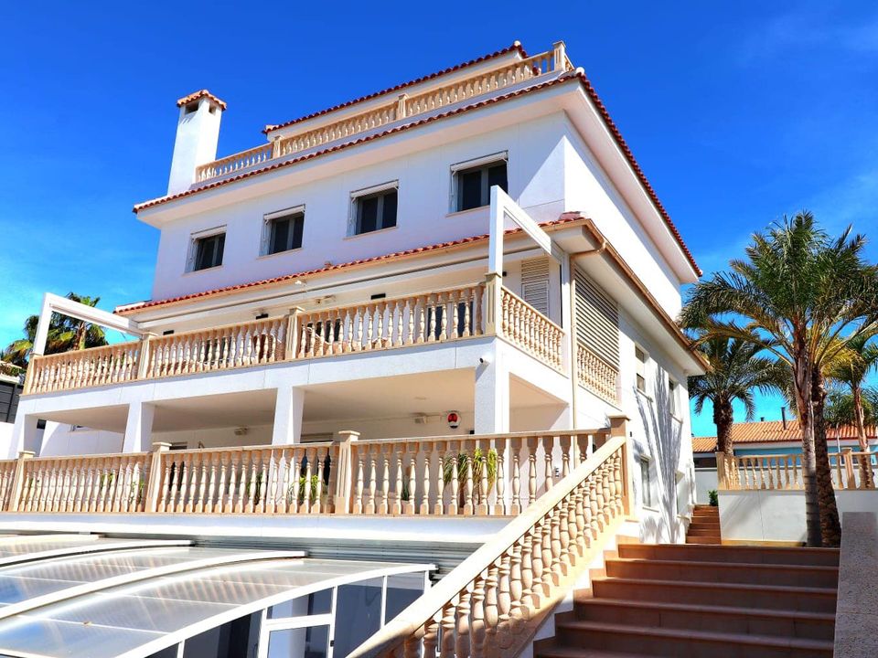 5 bedrooms Villa in Alicante, Spain No. 222299