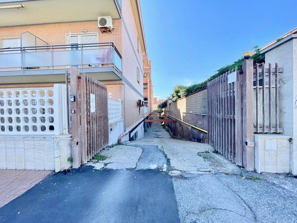 15m² Garage in Rome, Italy No. 27833