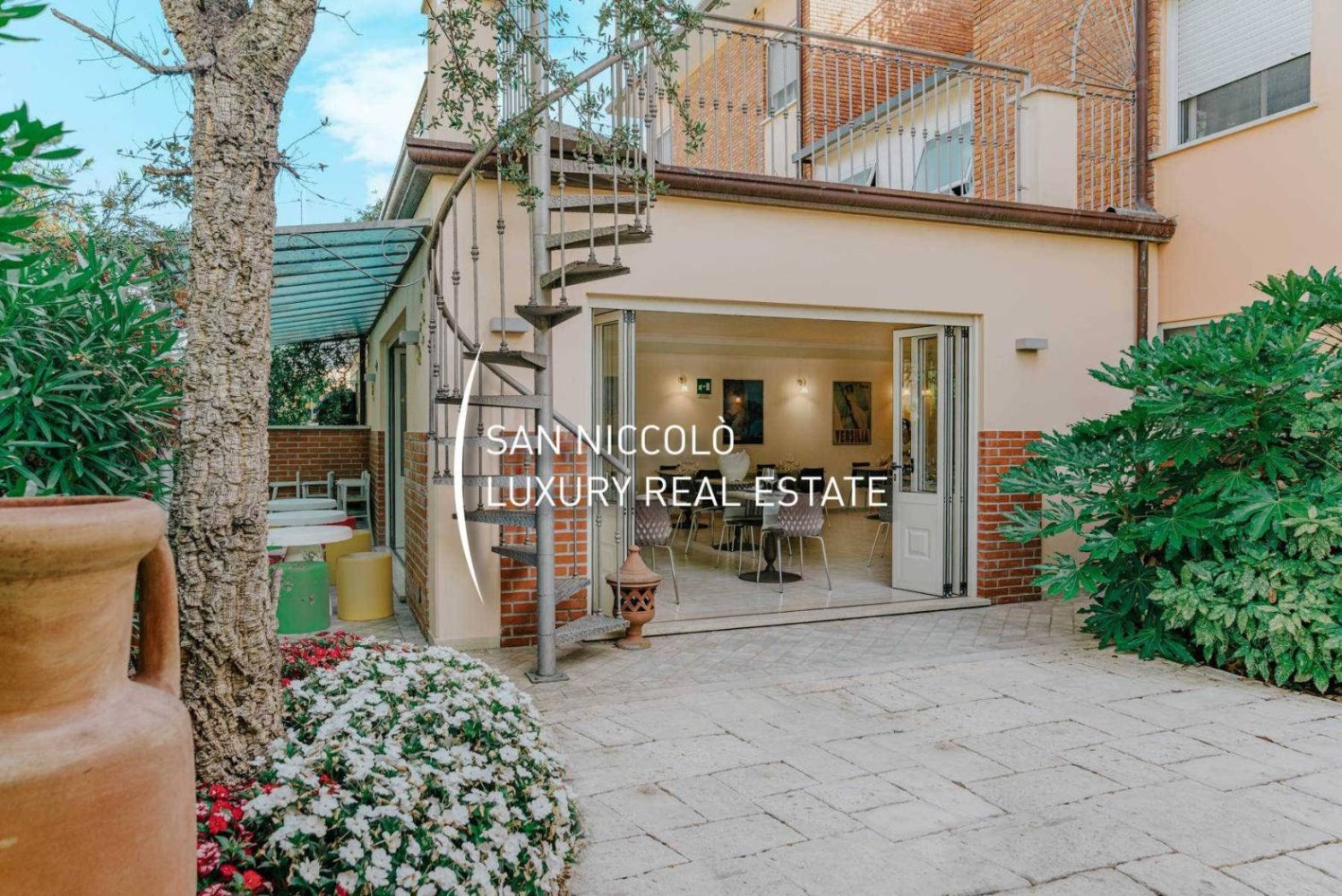 5 rooms Commercial property in Forte dei Marmi, Italy No. 210027