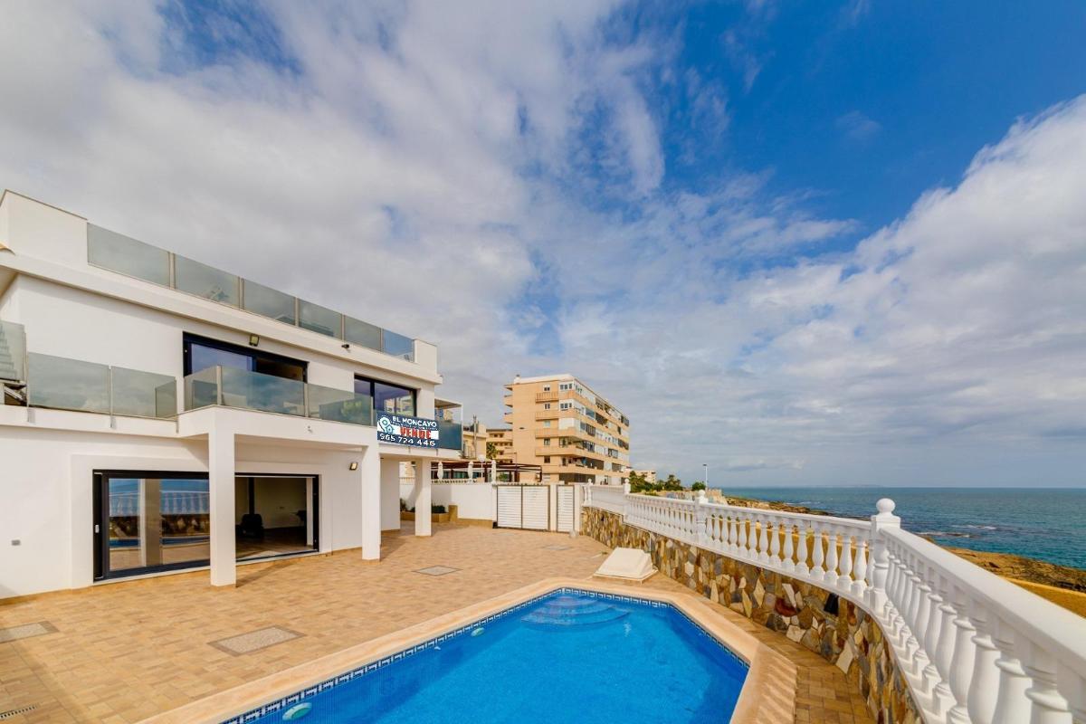 4 bedrooms Villa in Torrevieja, Spain No. 12226