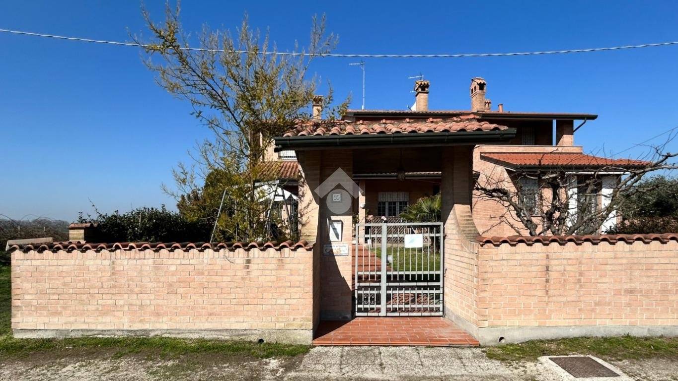 4 bedrooms House in Argenta, Italy No. 14205