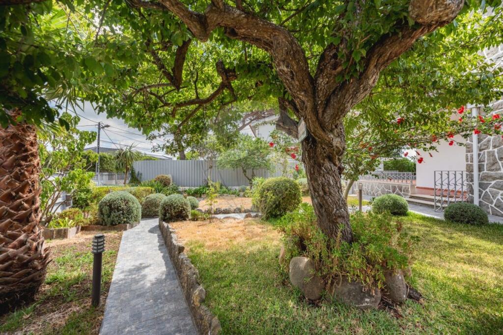 4 bedrooms Villa in Cascais, Portugal No. 306370