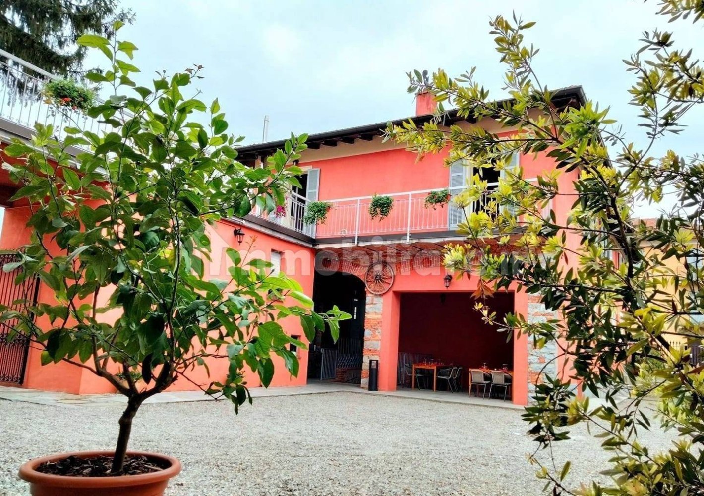 5 rooms Commercial property in Cocquio-Trevisago, Italy No. 172537