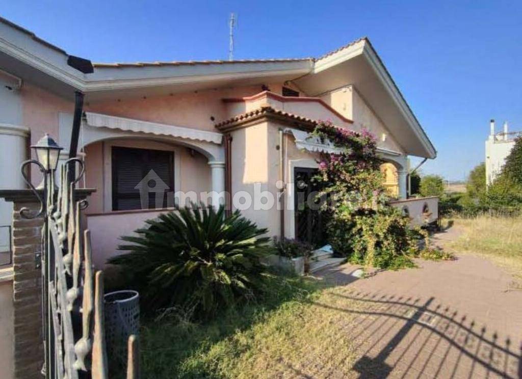 Apartamento de 5 dormitorios en Ardea, Italy No. 12461