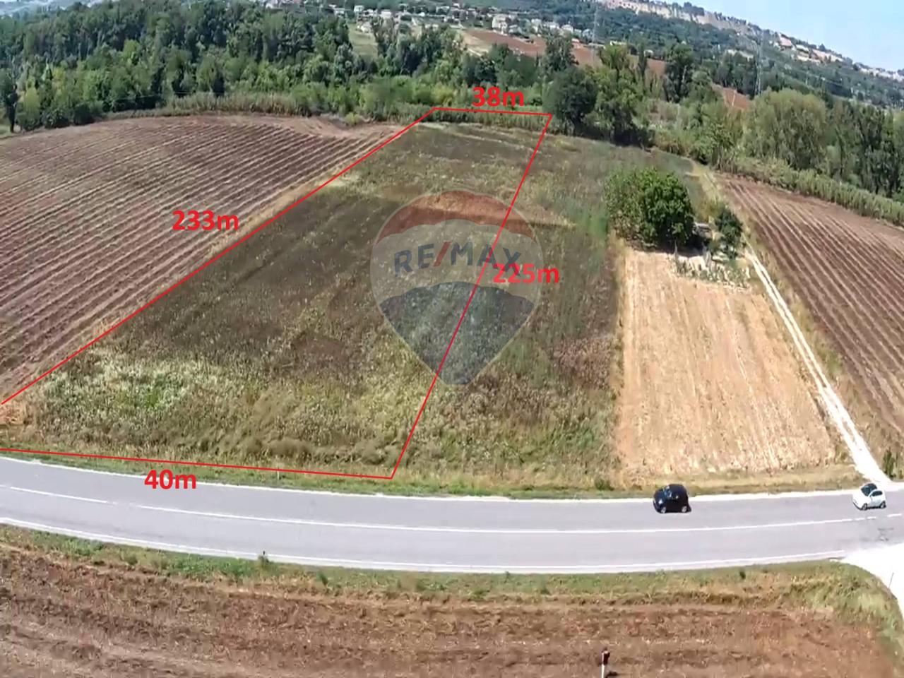1 room Land in Monte Roberto, Italy No. 7414