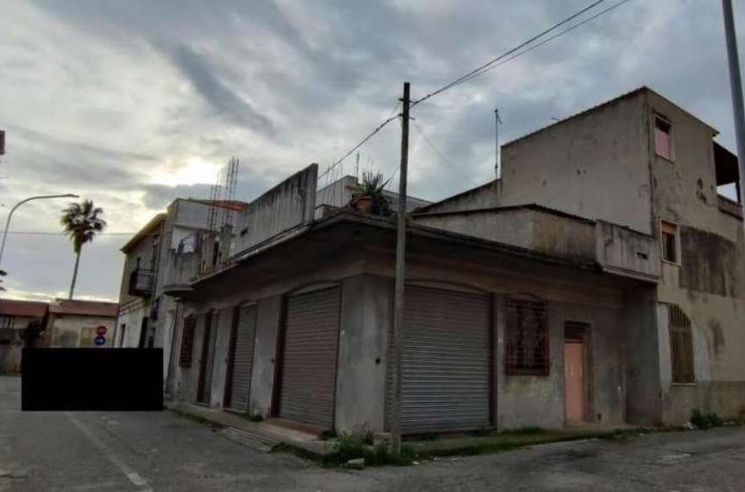 215m² Commercial property in Gioia Tauro, Italy No. 39504