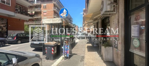 1 room Commercial property in Rome, Italy No. 277625 2