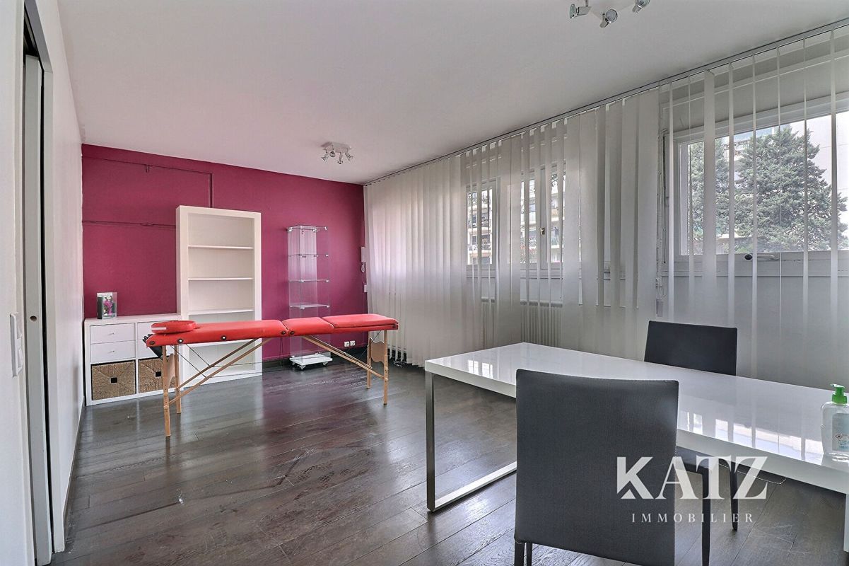  عقار تجاري في Garches, France 32متر مربع رقم 169136