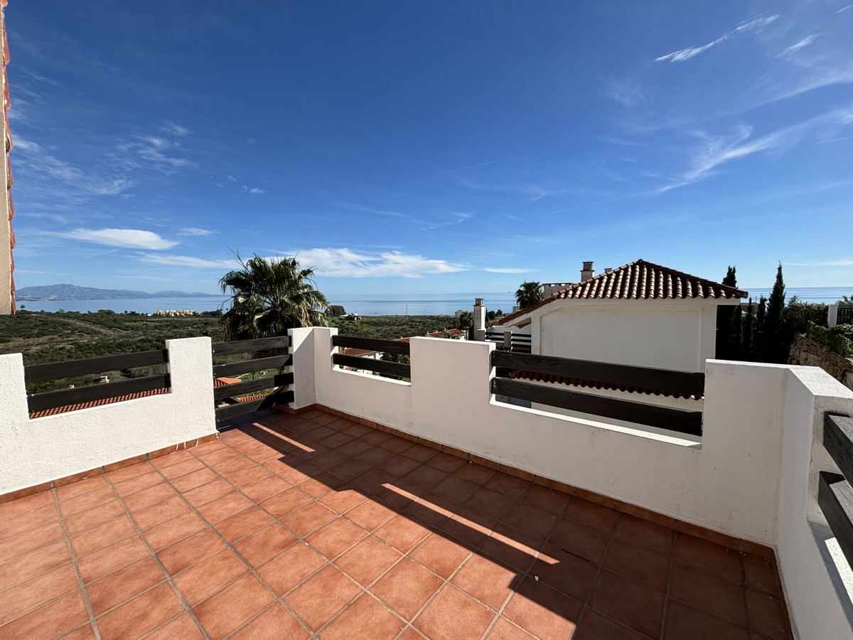 3 bedrooms Penthouse in La Duquesa, Spain No. 35282