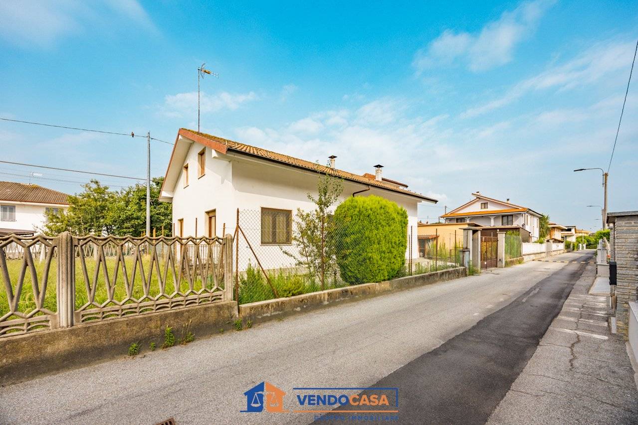 2 bedrooms Villa in Caramagna Piemonte, Italy No. 87977