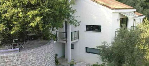 4 bedrooms Commercial property in Budva, Montenegro No. 146 2