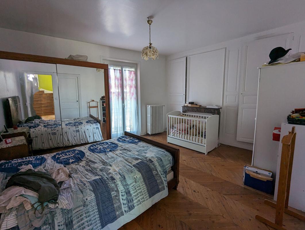 Casa de 5 dormitorios en La Loupe, France No. 71245