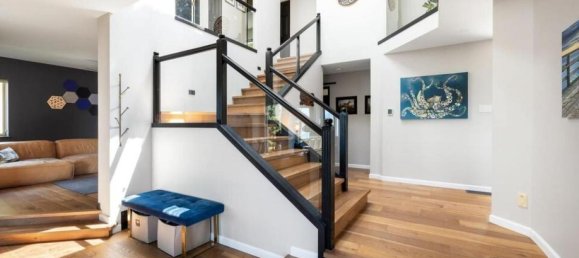 4 bedrooms House in British Columbia, Canada No. 1066 3