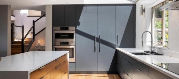 4 bedrooms House in British Columbia, Canada No. 1066 11