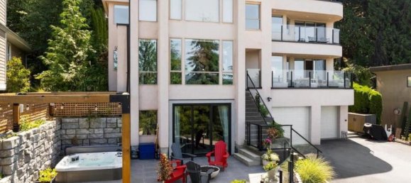 4 bedrooms House in British Columbia, Canada No. 1066 2