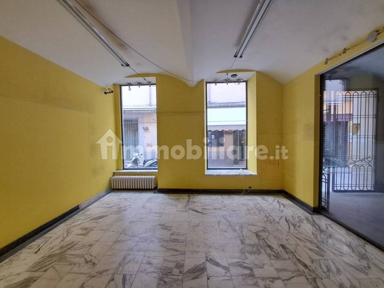 1 room Commercial property in Parma, Italy No. 309232