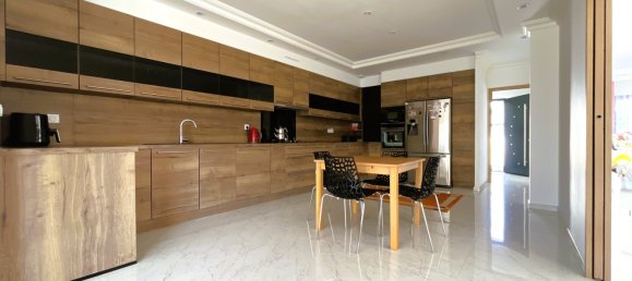 5 bedrooms House in Luisant, France No. 250691 7