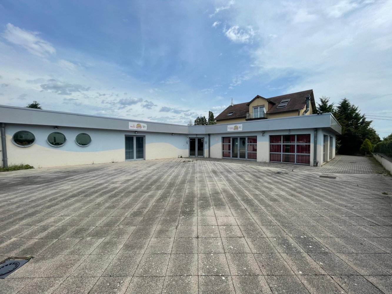 Bâtiment à Holving, France 575m² No. 38747
