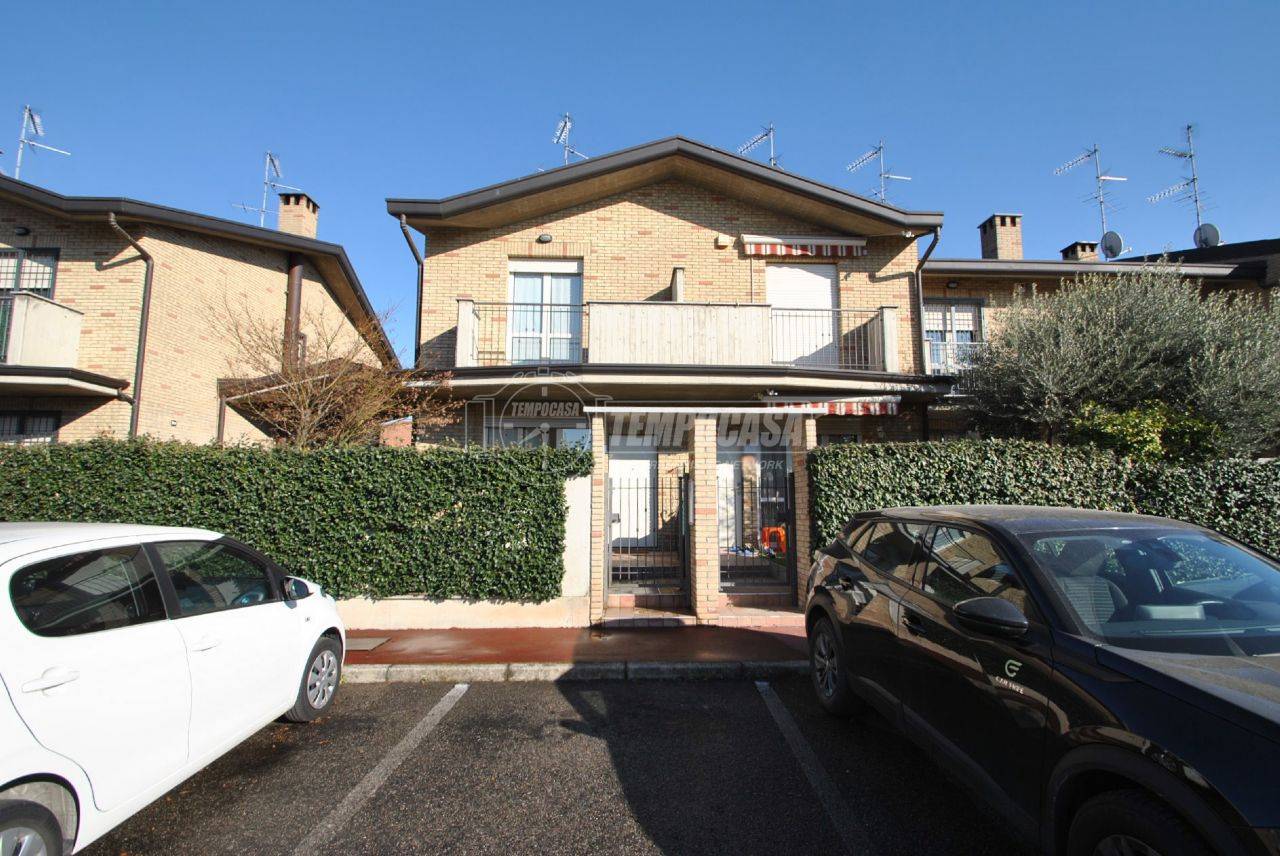 2 bedrooms House in Caronno Pertusella, Italy No. 145294