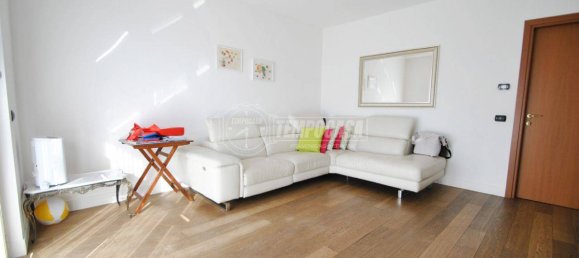 2 bedrooms House in Caronno Pertusella, Italy No. 145294 4