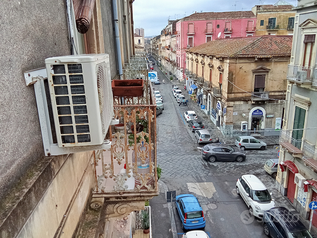 6 rooms Apartment in Catania, Italy No. 276938