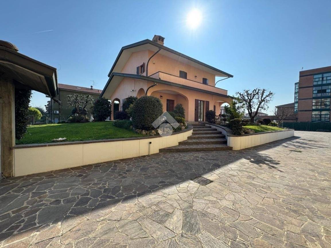 3 bedrooms Villa in Madone, Italy No. 210551