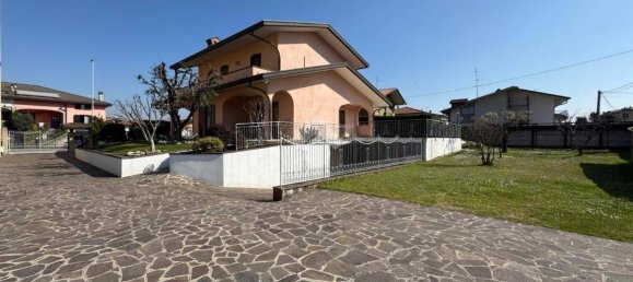 3 bedrooms Villa in Madone, Italy No. 210551 2