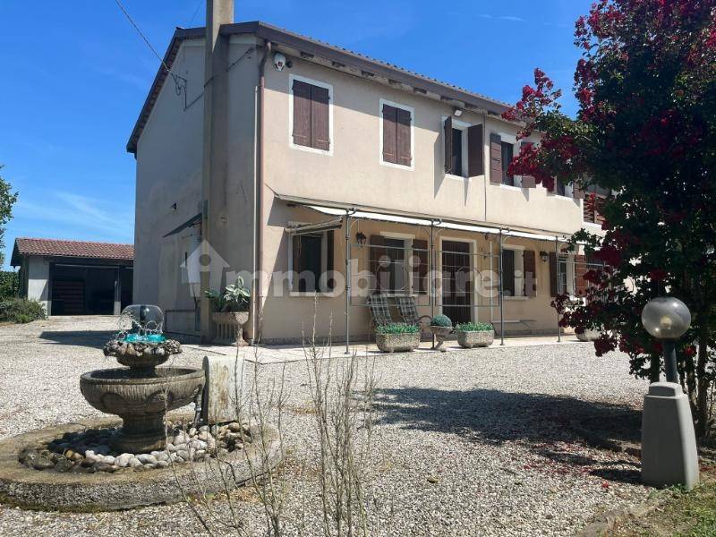 Villa de 3 dormitorios en Trebaseleghe, Italy No. 221004