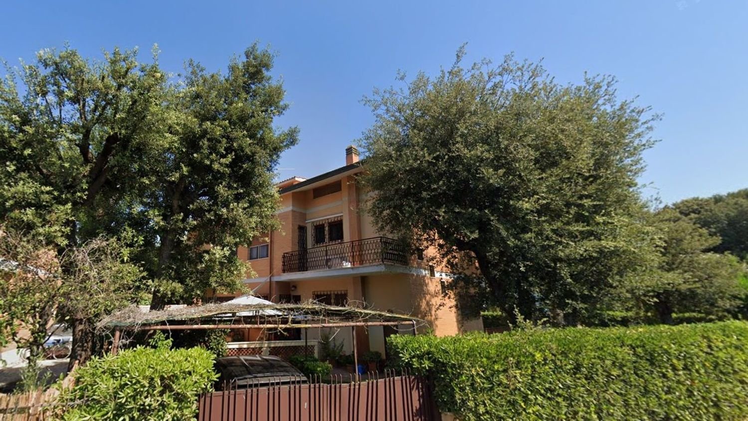 Дом с 9 комнатами в Фьюмичино, Италия № 95829