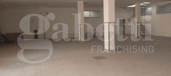 282m² Garage in Taranto, Italy No. 309470 2