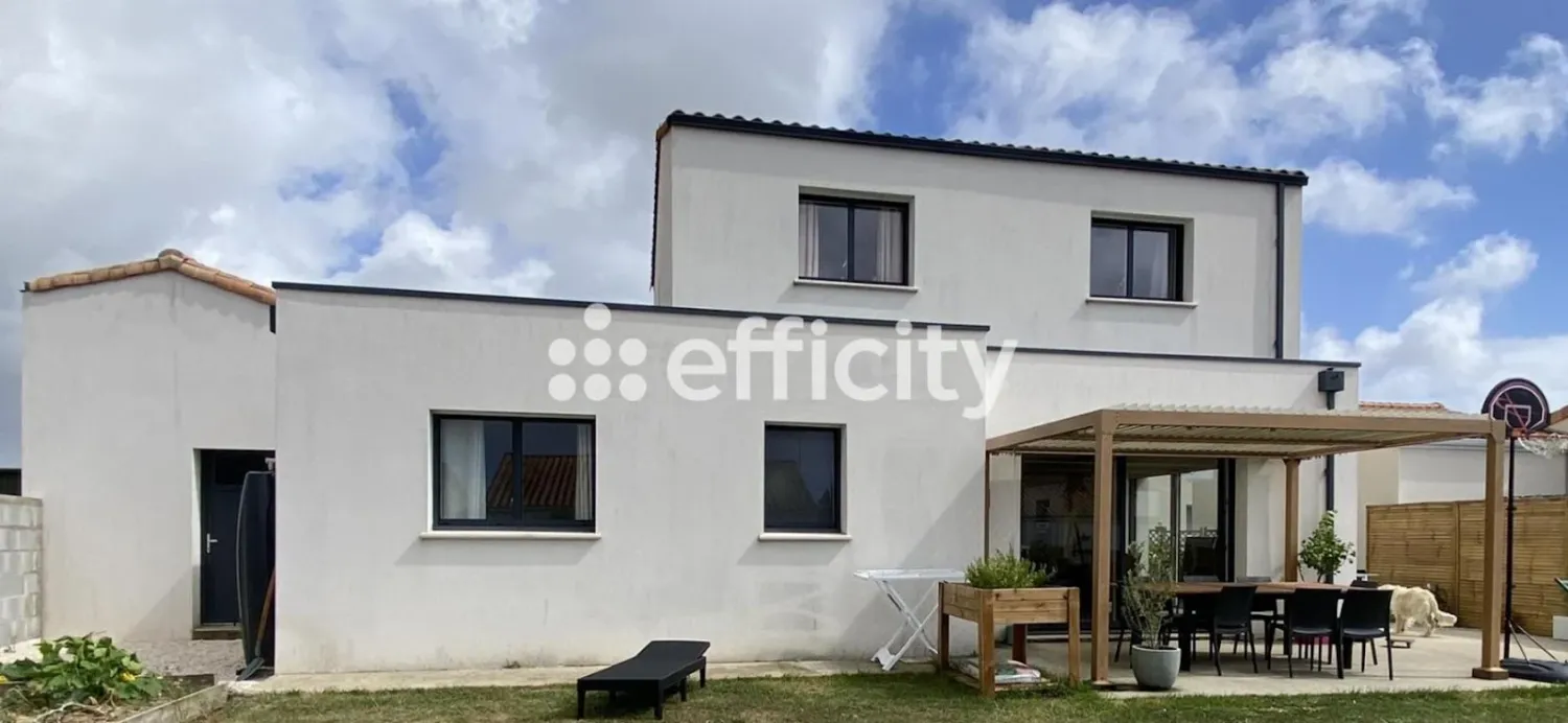 4 bedrooms House in Vendee, France No. 351735