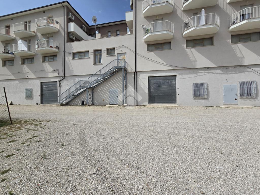 534m² Warehouse in Notaresco, Italy No. 361670