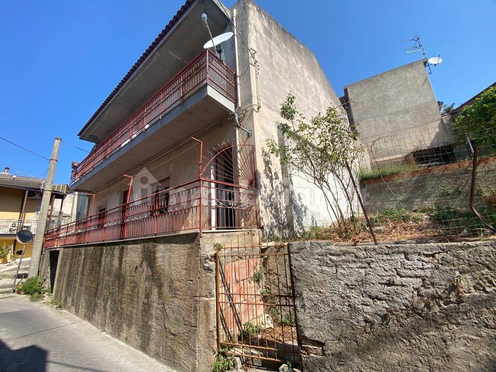 Casa de 5 dormitorios en Capo d'Orlando, Italy No. 102647