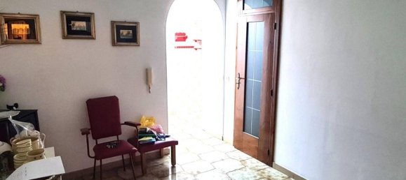 3-salle Appartement à Bari, Italy No. 72367 7