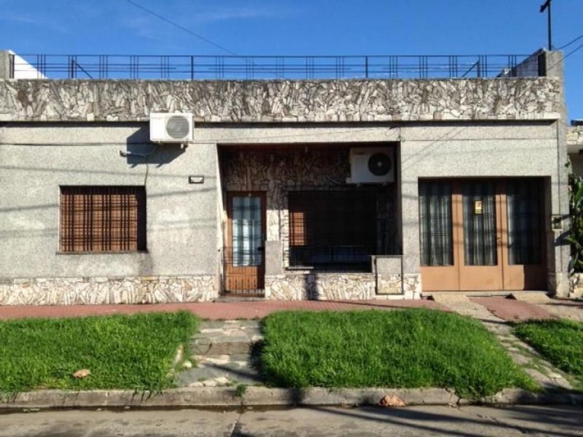 3 bedrooms House in Tres de Febrero, Argentina No. 15531