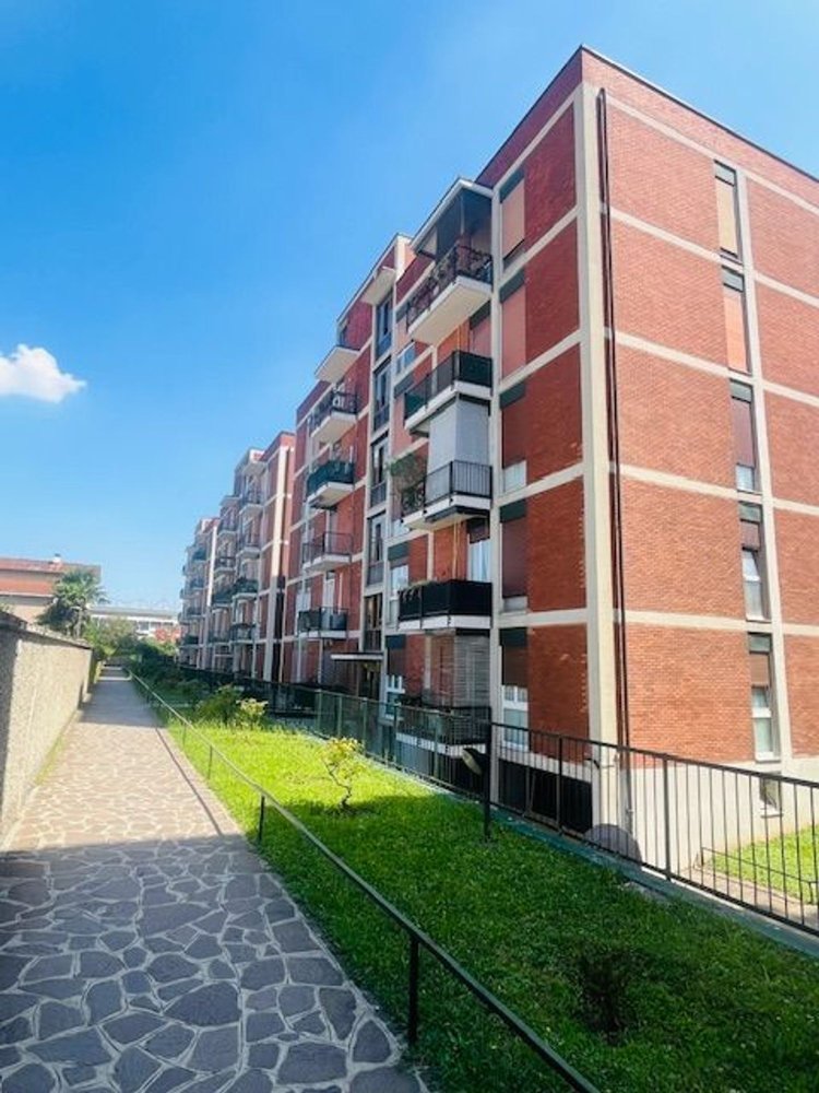 3 bedrooms Apartment in Monza, Italy No. 364317