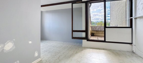 Studio in Saint-Genis-Laval, France No. 341456 2