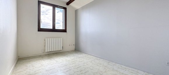 Studio in Saint-Genis-Laval, France No. 341456 3
